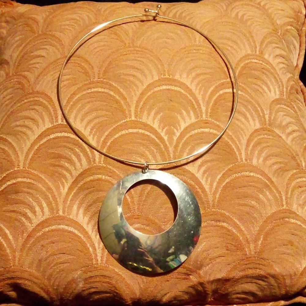 Choker-like gold colored O necklace
